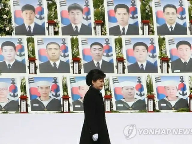 追悼式に出席した朴大統領＝26日、大田（聯合ニュース）