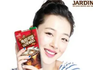 「f(x)」ソルリ、カフェブランドCAFE REALのモデルに