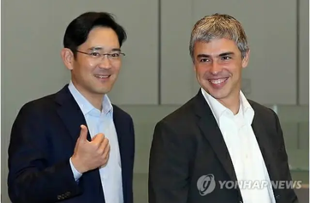 李副会長（左）とラリー・ペイジ氏＝２６日、ソウル（聯合ニュース）