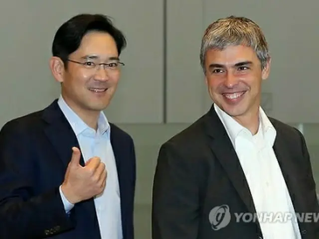 李副会長（左）とラリー・ペイジ氏＝２６日、ソウル（聯合ニュース）