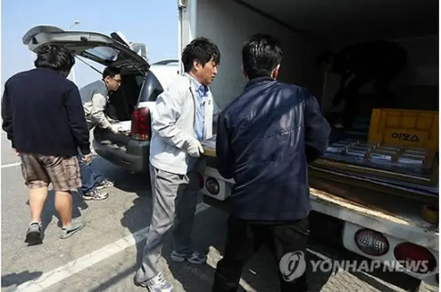 開城工業団地に入居する韓国企業の関係者が帰還後、トラックに荷物を積み込んでいる＝27日、坡州（聯合ニュース）