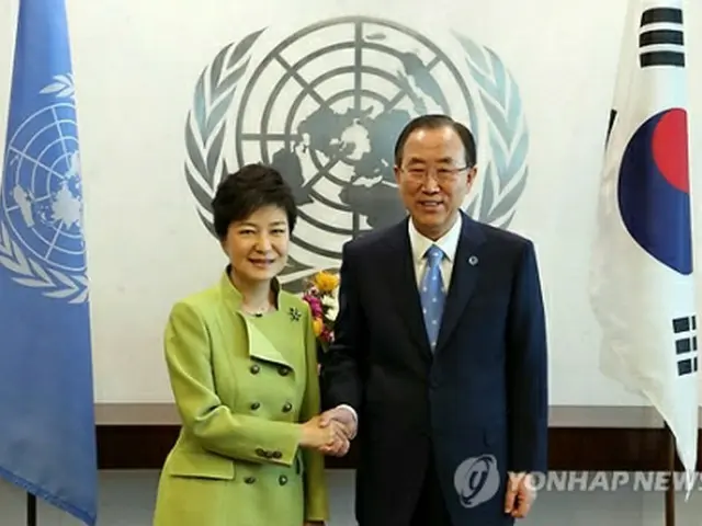 国連本部を訪れ潘事務総長（右）と会談した朴大統領＝6日、ニューヨーク（聯合ニュース）