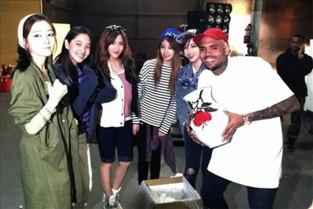 クリス・ブラウンと対面した「T-ARA N4」（ウンジョン、ヒョミン、ジヨン、アルム）