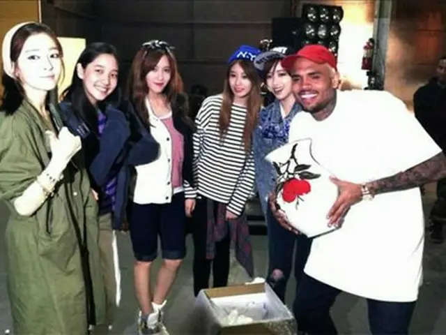 クリス・ブラウンと対面した「T-ARA N4」（ウンジョン、ヒョミン、ジヨン、アルム）