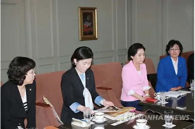 日本の国会議員と会談する金姫廷議員（左から2人目）ら＝28日、東京（聯合ニュース）