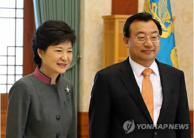広報首席秘書官に任命された李貞鉉氏（右）＝（聯合ニュース）
