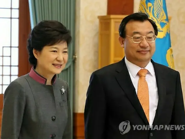 広報首席秘書官に任命された李貞鉉氏（右）＝（聯合ニュース）