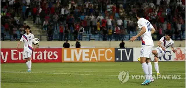 FKを放つ金致佑＝4日、ベイルート（聯合ニュース）