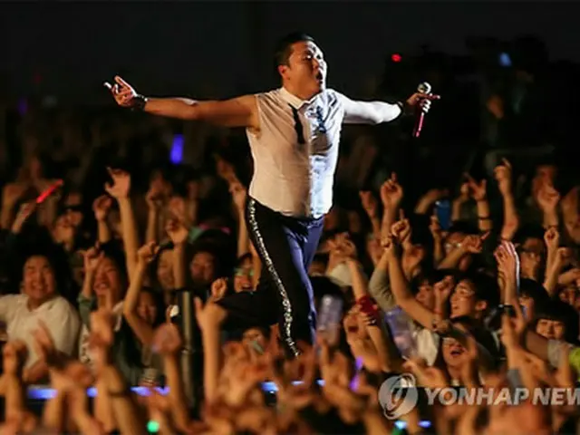 昨年10月ソウル市庁前広場で行った無料公演で公演するPSY（サイ）