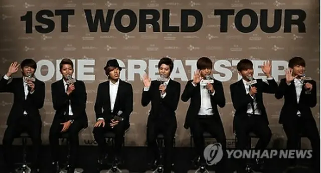 記者会見を行うINFINITE＝10日、ソウル（聯合ニュース）