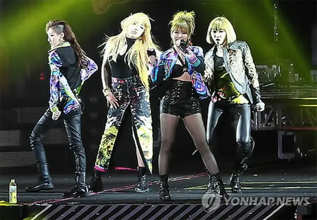 「2NE1」