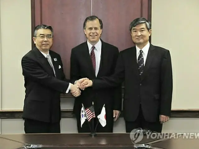 ３カ国の首席代表。右から趙氏、デービース氏、杉山氏＝（聯合ニュース）