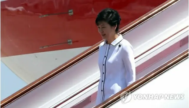 首都国際空港に到着した朴大統領＝２７日、北京（聯合ニュース）