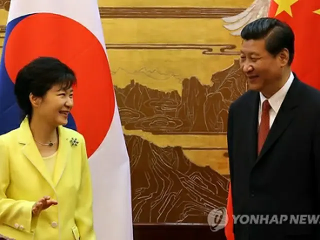 首脳会談後、記者会見する朴大統領（左）と習主席＝27日、北京（聯合ニュース）