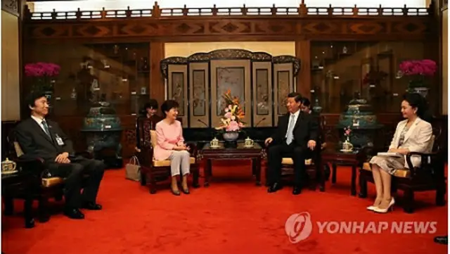 昼食会後に談笑する朴大統領（中央左）と習主席＝28日、北京（聯合ニュース）