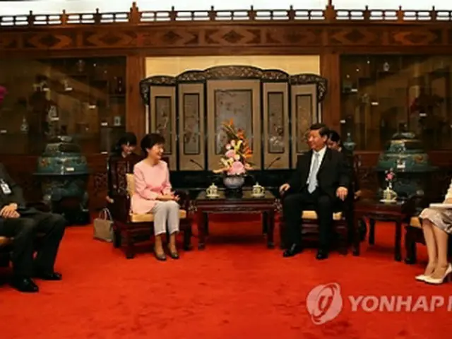 昼食会後に談笑する朴大統領（中央左）と習主席＝28日、北京（聯合ニュース）