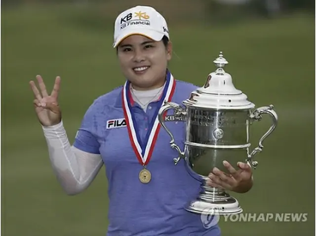 優勝カップを手に笑顔を見せる朴仁妃＝（AP＝聯合ニュース）