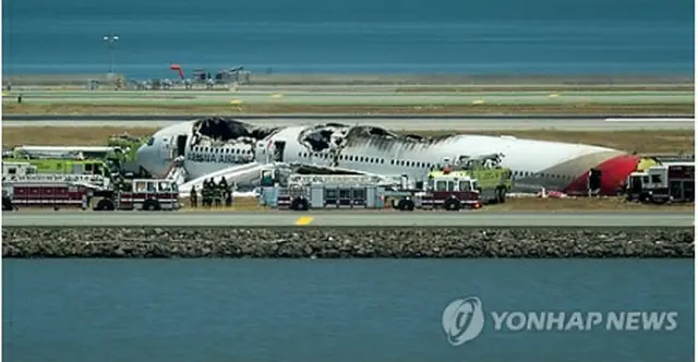 着陸に失敗し、大破したアシアナ機＝6日、サンフランシスコ（AP＝聯合ニュース）