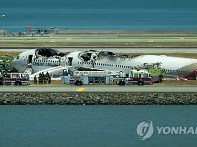 着陸に失敗し、大破したアシアナ機＝6日、サンフランシスコ（AP＝聯合ニュース）