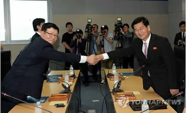 協議前に握手する徐虎・韓国首席代表（左）と朴哲洙（パク・チョルス）北朝鮮首席代表＝１０日、開城（聯合ニュース）
