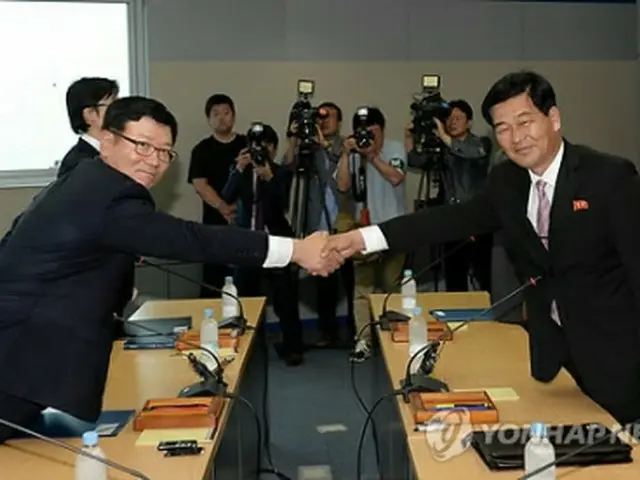 協議前に握手する徐虎・韓国首席代表（左）と朴哲洙（パク・チョルス）北朝鮮首席代表＝１０日、開城（聯合ニュース）