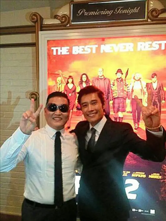 PSY（サイ）がTwitterに掲載したイ・ビョンホン（右）との写真