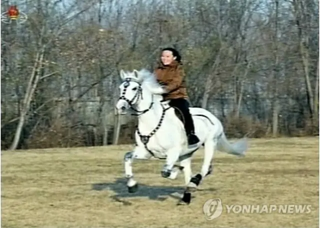 朝鮮中央テレビが報じた、乗馬を楽しむ汝貞氏（資料写真）＝（聯合ニュース）
