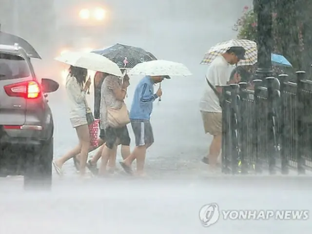 激しい雨が降るソウル市内（資料写真）＝（聯合ニュース）