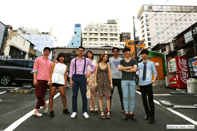 左からGlory(サックス)、Eolla(トロンボーン)、Datura(トランペット)、Miho(ベース)、Amy(ボーカル)、World-D(ドラムス)、Carol(ギター)、Jack Scut(鍵盤)