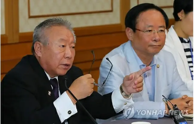 昼食懇談会に出席した鴻池氏（左）と李柱栄氏＝9日、ソウル（聯合ニュース）