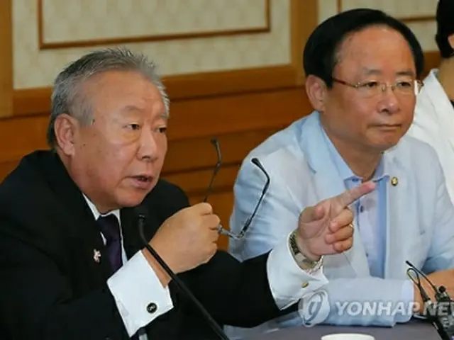 昼食懇談会に出席した鴻池氏（左）と李柱栄氏＝9日、ソウル（聯合ニュース）