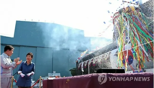 朴大統領（右）も出席した「金佐鎮」の進水式＝13日、巨済（聯合ニュース）
