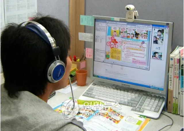 インターネットを利用して授業を受ける様子（資料写真）＝（聯合ニュース）