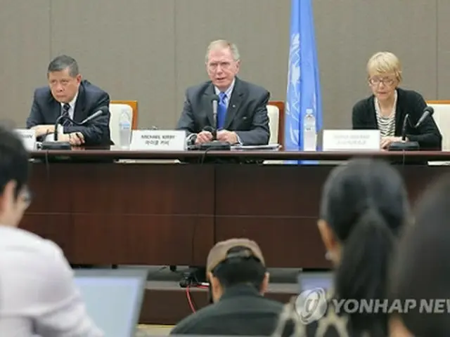 記者会見を行うカービー委員長（中央）＝27日、ソウル（聯合ニュース）