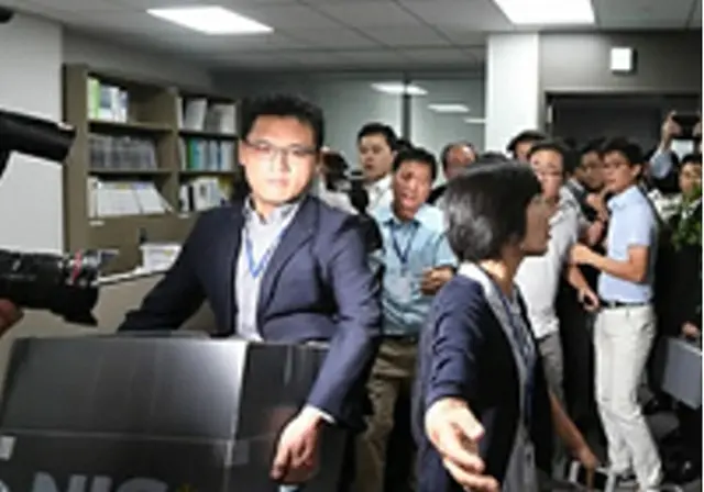 李石基議員事務所の家宅捜索を行う国情院の捜査官ら＝28日、ソウル（聯合ニュース）
