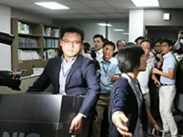 李石基議員事務所の家宅捜索を行う国情院の捜査官ら＝28日、ソウル（聯合ニュース）
