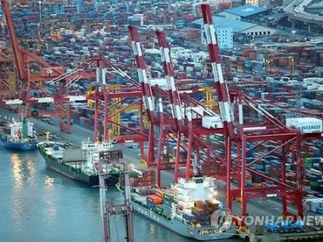 釜山港で輸出品の積荷作業をするコンテナ船（資料写真）＝（聯合ニュース）