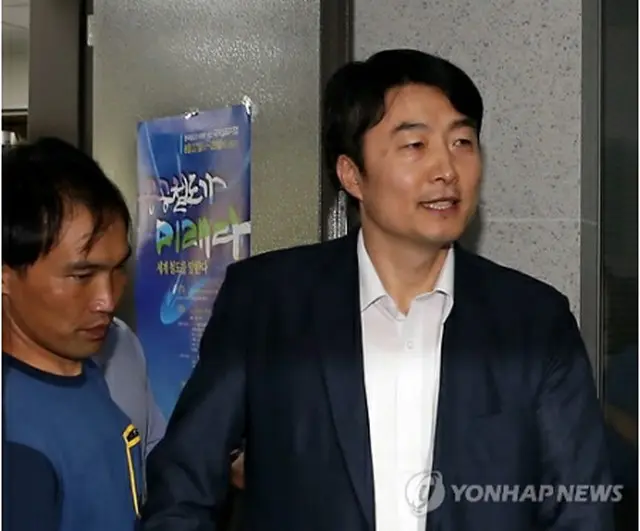 国会の議員室に向かう李石基氏＝３０日、ソウル（聯合ニュース）