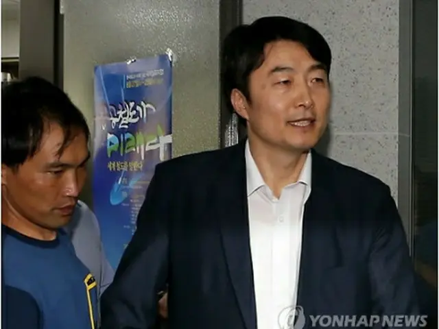 国会の議員室に向かう李石基氏＝３０日、ソウル（聯合ニュース）