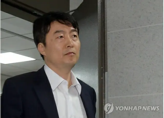 国会で行われた党の対策会議に出席する李石基議員＝2日、ソウル（聯合ニュース）