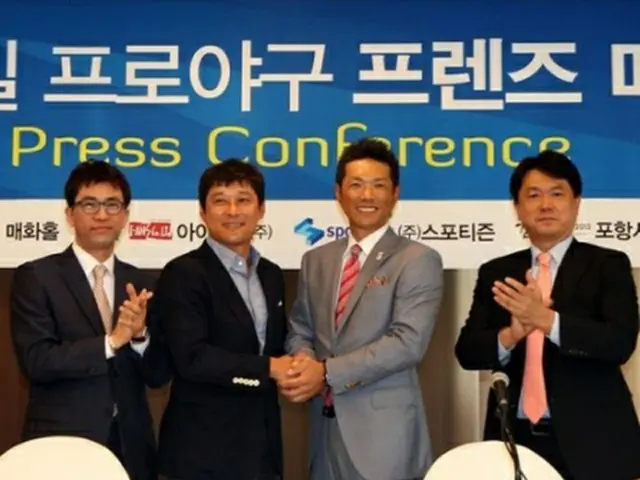 記者会見を行う韓国チーム代表の李鍾範（左から2番目）と日本チーム代表の小久保裕紀（左から3番目）＝2日、ソウル（聯合ニュース）