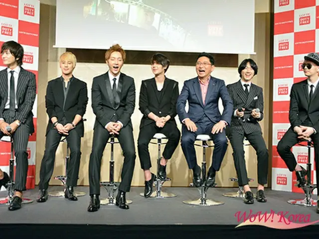 左からグァンス、ソンモ、ユナク、ジヒョク、キム・ボジュン部長、ゴニル、ソンジェ