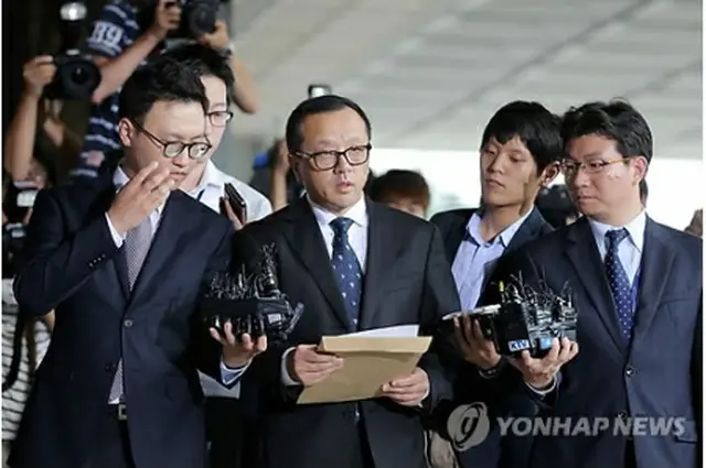 謝罪文を読み上げる全元大統領の長男、宰国氏＝10日、ソウル（聯合ニュース）