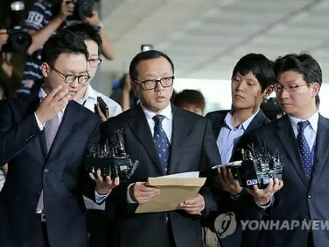 謝罪文を読み上げる全元大統領の長男、宰国氏＝10日、ソウル（聯合ニュース）