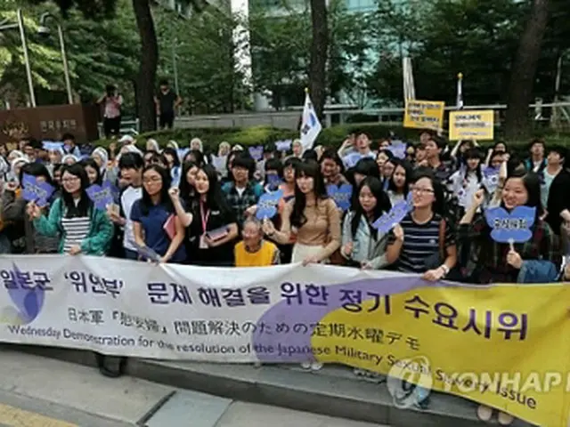 教学社の韓国史教科書の検定合格撤回を訴える集会参加者＝１８日、ソウル（聯合ニュース）