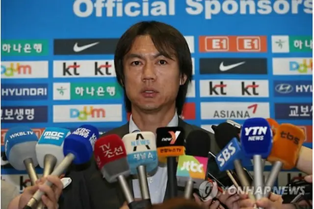 記者団の質問に答える洪明甫氏＝23日、仁川（聯合ニュース）