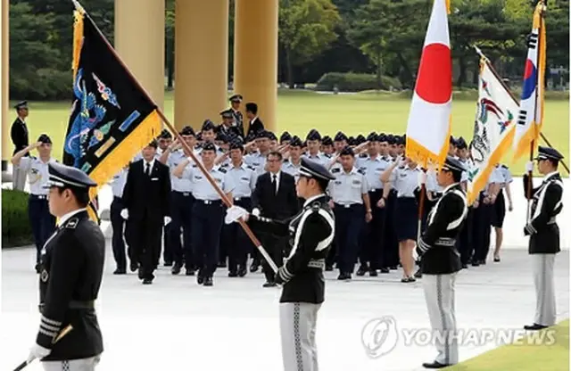 顕忠院を参拝する航空自衛隊指揮幕僚課程の学生ら＝２５日、大田（聯合ニュース）