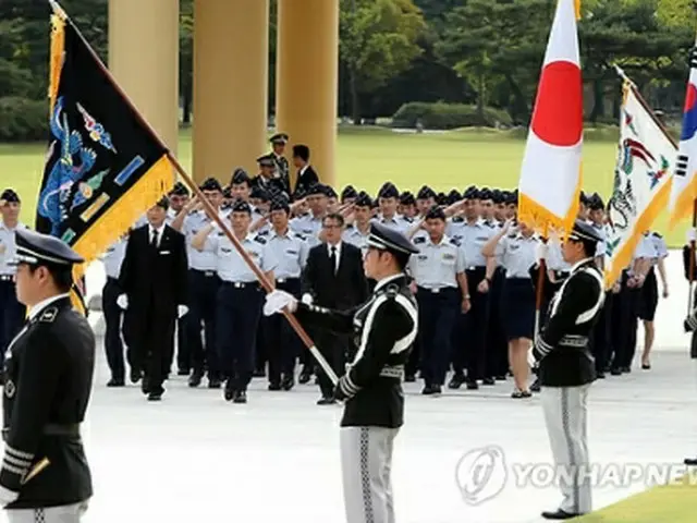 顕忠院を参拝する航空自衛隊指揮幕僚課程の学生ら＝２５日、大田（聯合ニュース）