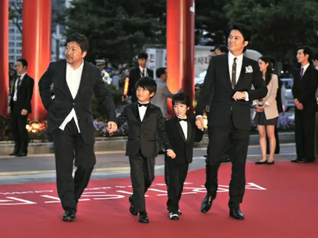 『そして父になる』大ヒット上映中！（C）2013『そして父になる』製作委員会、配給:ギャガ