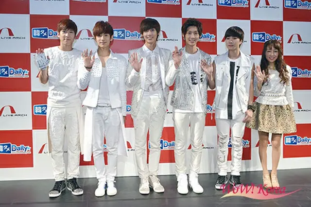 左からヒョンソン、ミヌ、ヨンミン、クァンミン、ジョンミン、MC椎名真子